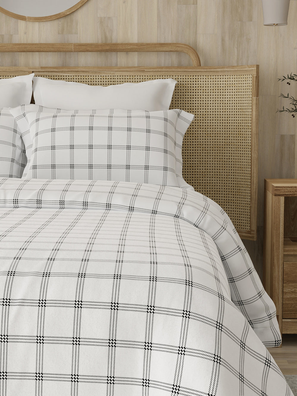 Zen 225 CVC White & Black Plaid King Size Bedsheet with 2 Pillow Covers