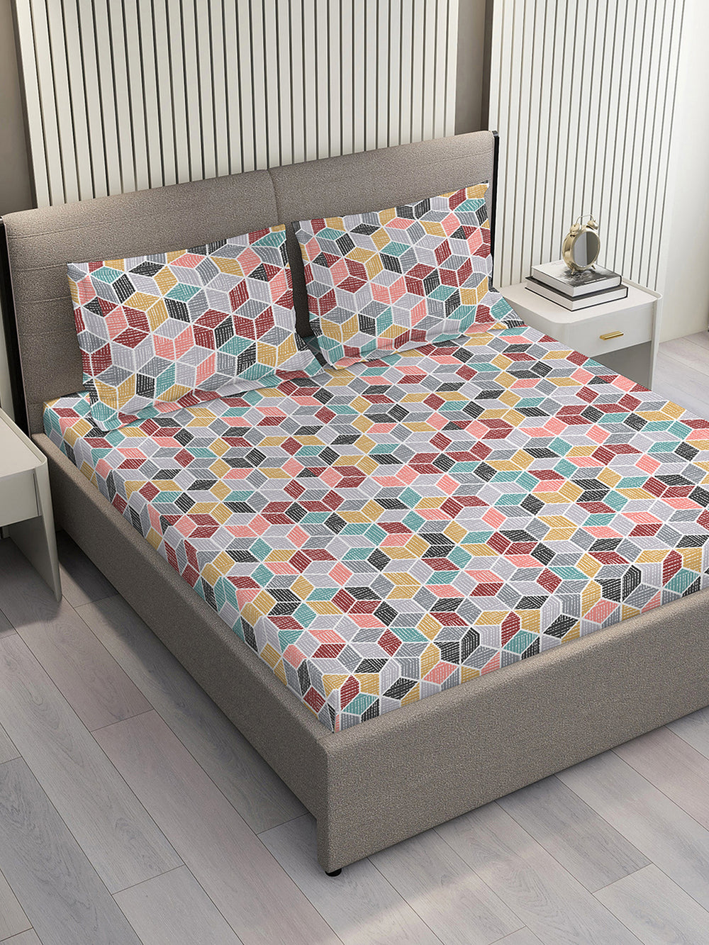 Duracount 225 CVC Multicolor Geometrical King Size Bedsheet with 2 Pillow Covers