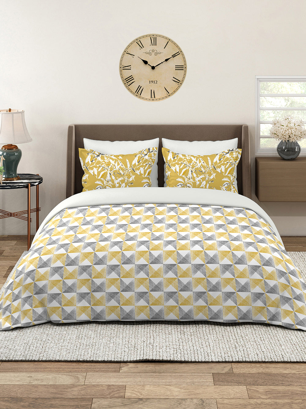 Illuminating Homes 100% Cotton 144 TC Multicolor Geometrical Double Size Bedsheet with 2 Pillow Covers