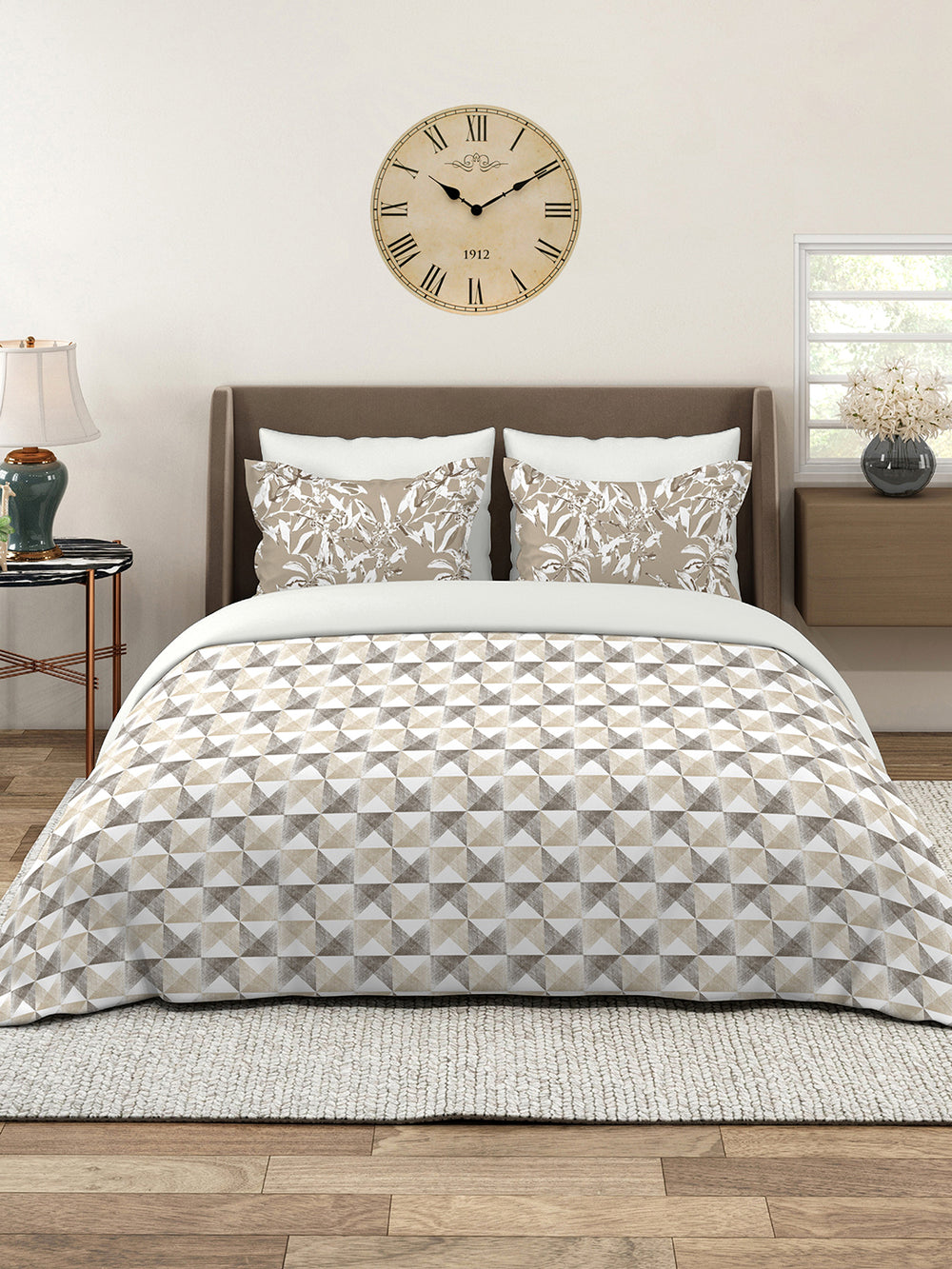 Illuminating Homes 100% Cotton 144 TC Multicolor Geometrical Double Size Bedsheet with 2 Pillow Covers